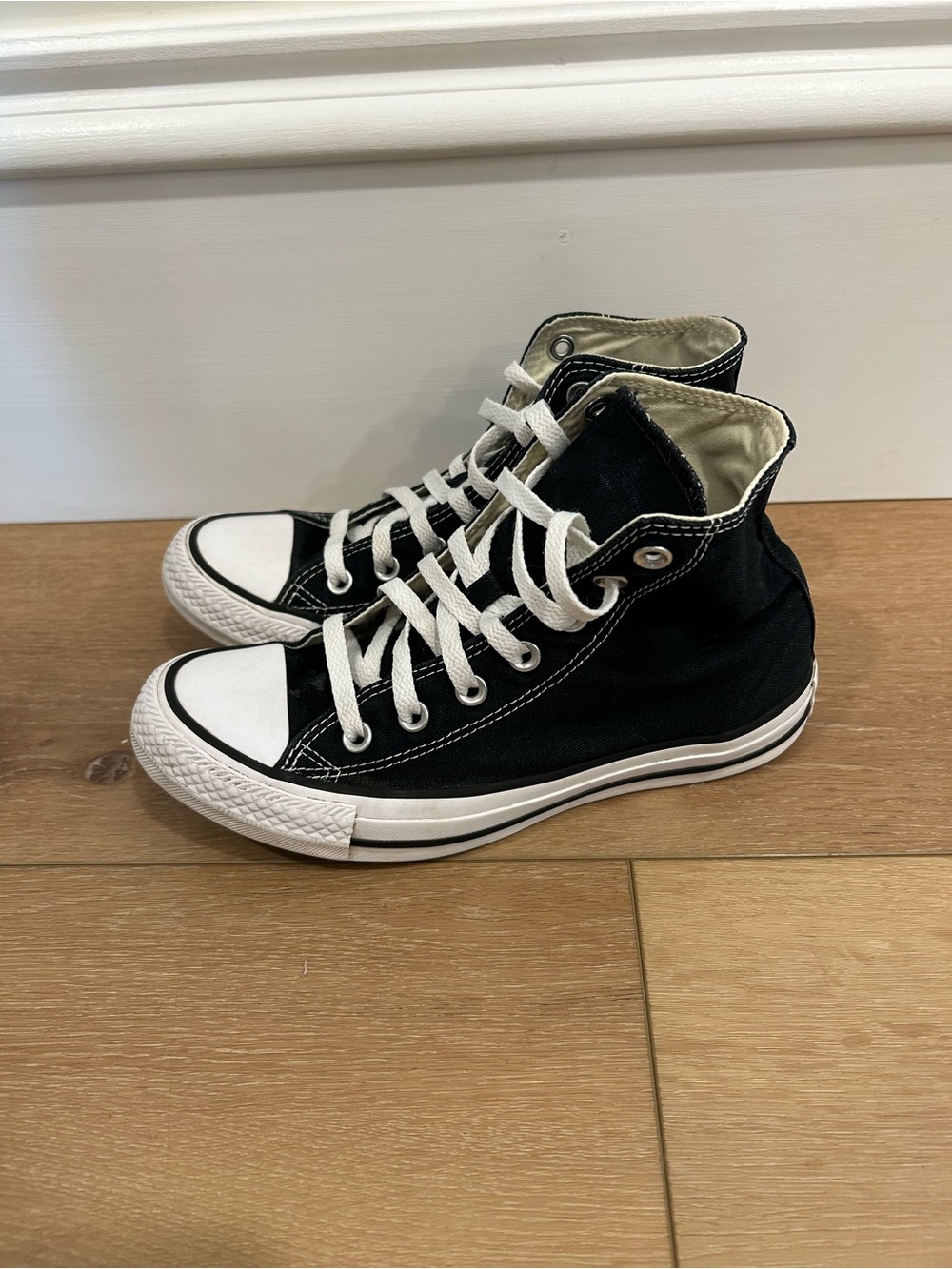 Chuck Taylor Converse - Black - Women’s 7 - Picture 4 of 8